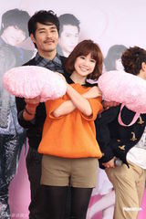 组图：蓝正龙为角色学化妆 望宽容对待Makiyo事件