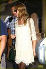 组图：泰勒白色蕾丝裙淑女风 黑丝性感秀美腿