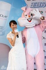 组图：王珞丹人气无敌 与粉丝大玩三连拍