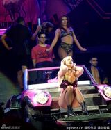 组图：布兰妮身材走样被称肥甜 伦敦挑战高难度