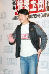 幻灯图：情系玉树大汇演后台 黎明现身送祝福