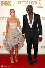 组图：艾美奖红毯 海蒂-克拉姆和老公恩爱亮相