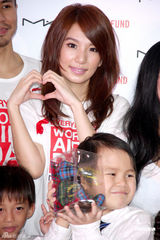 组图：Hebe亲切可爱热心公益 透露Ella赴美学英文