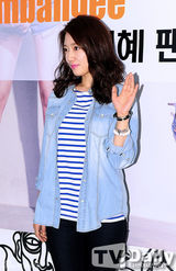 组图：朴信惠出席签名会 牛仔衬衣展干练风