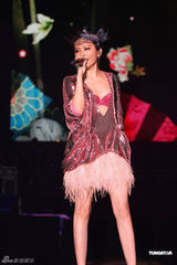 组图：F.I.R.世界巡演台湾站 Faye穿深V秀身材