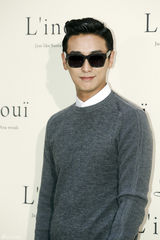 独家高清：张根硕撑品牌活动 少女时代允儿清纯