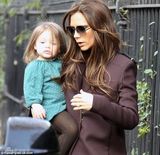 组图：贝嫂枣红大衣抱爱女出街 小七睡眼朦胧