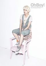 组图：f(x)成员拍T恤广告 休闲装扮散发文艺气质