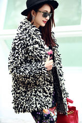 组图：张俪深秋街拍大片玩转英伦复古风