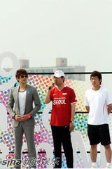 幻灯图集：Rain和曼联选手参加青少年慈善足球活动