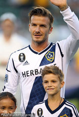 组图：小贝赛场为爱子庆生 罗密欧穿球衣