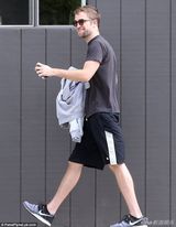 组图：罗伯特-帕丁森出街身形清瘦 气色变好