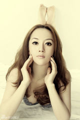 组图：于艾熙小洋装秀美肩 散发成熟女性性感魅力