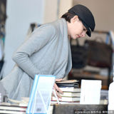 组图：安妮-海瑟薇低调逛书店 修生养性扫5大本