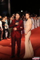 组图：郎朗西装帅气 何韵诗长裙露背女人味十足