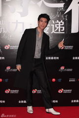 组图：2012新浪微博之夜红毯-王力宏介绍活动