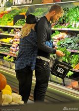 组图：瑞塔奥拉另类服装吸睛 与男友分别忙献吻