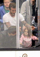 组图：辣妹一家与阿汤哥看比赛 小贝看台吻爱女