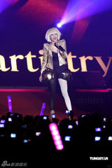 高清组图：蔡依林白发造型开唱 不介意和老外拍拖