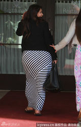 组图：怀孕卡戴珊身材走样穿条纹长裙显壮观