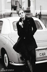 组图：艾玛-沃特森登杂志封面黑白写真中性帅气