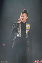 组图：雷颂德个唱献歌儿子 郑秀文助阵掀高潮