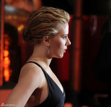 高清图：斯嘉丽-约翰逊黑色礼服亮相金摄影机奖