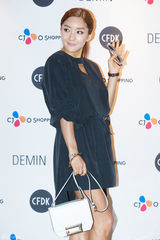 独家：韩星车艺莲高雅拉等优雅亮相首尔时装周