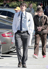 幻灯图集：布鲁姆新片变装 穿白大褂拍《好医生》