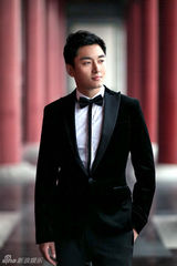 组图：李东学金銮殿拍写真 果郡王现代装穿越紫禁城