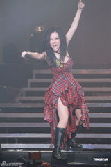 组图：邓紫棋红馆开唱张芸京助阵 为离世外婆献歌