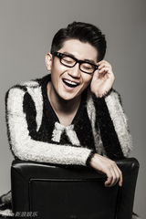 组图：金志文拍秋日时尚大片 成熟风范尽显