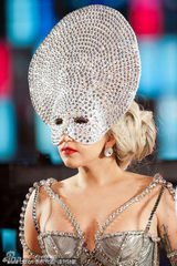 组图：Lady Gaga开唱迎新年 亲吻纽约市长