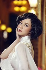 组图：唐于鸿旗袍秀百变妩媚 仪态万方精致优雅  