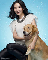 组图：小宋佳与金毛犬拍封面 俏皮清新迎新年