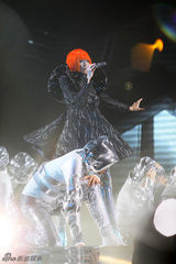 组图：孙燕姿台北开唱 俏丽短发扮“神奇女力”