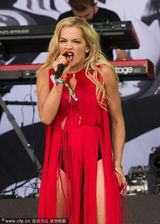 组图：丽塔-欧拉献唱音乐节布条裙性感逼人