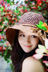 组图：韩雯雯户外写真清新淡雅 花海演绎纯美仙子