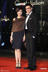 组图：任达华琦琦出席品牌晚宴 黑色情侣装秀默契