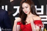 组图：李妍熙似激凸露美背 李美淑无视恶妇骂名