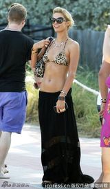 组图：帕丽斯-希尔顿豹纹比基尼低腰裙秀性感