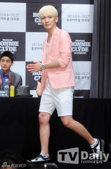 组图：SHINeeKey等宣传音乐剧《Bonnie&Clyde》