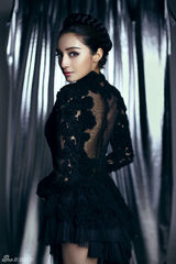 组图：琼瑶女郎麦迪娜时尚大片上演黑色诱惑