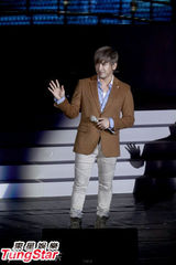 组图：神话李珉宇难忘炸鸡排 搞笑舞姿逗粉丝