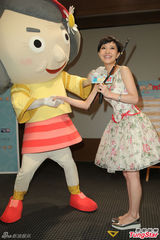 组图：郭采洁做公益否认劈腿 碎花裙展田园风情