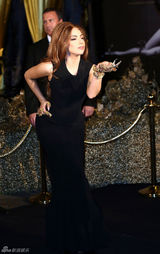 组图：Gaga伦敦香水发布会秀黄金指甲