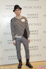 组图：胡杏儿大露背装亮相 陈展鹏关楚耀同场