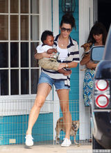 组图：桑德拉-布洛克怀抱养女不熟练上演金鸡独立