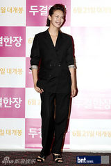 组图：柳贤京等出席《两个婚礼一个葬礼》试映会