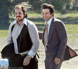 组图：劳伦斯餐厅吻戏显专业 贝尔变秃头肥男